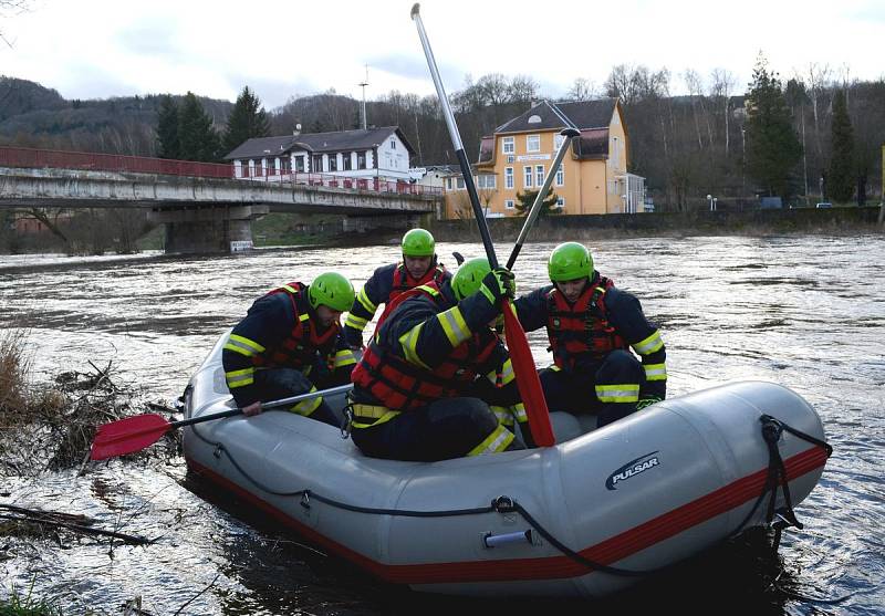 Na řece Ohři se převrátil raft s vodáky, jeden je pohřešovaný.