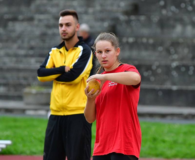 Karlovarské kontrolní závody uspořádal v týdnu na městském atletickém stadionu v lázeňském městě Triatlet Karlovy Vary.