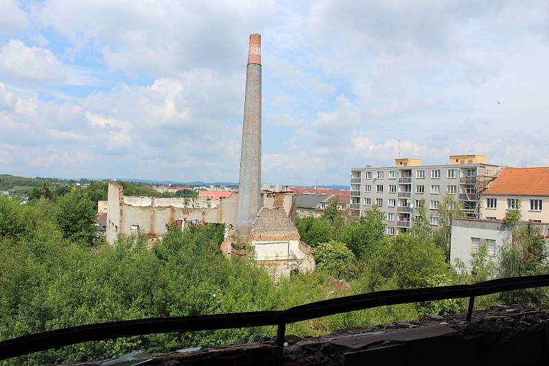 Redaktoři Deníku prošli bývalý areál pivovaru. Je plný odpadků, ale i potřeb pro narkomany. V odstavených kamionech bydlí bezdomovci.