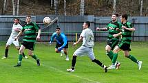 Dalovice slavily v jarní části třetí výhru v řadě za sebou, když tentokrát pokořily Pernink (v pruhovaném) 4:0.