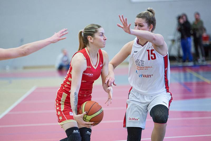 Utkání o třetí místo českého poháru v basketbalu žen, Final 4 v Karlových Varech, BS DSK Basketball Nymburk KV - BLK Slavia Praha (v červených dresech).