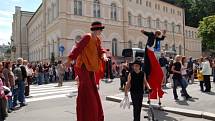 Kolombíny, obrovské loutky i umělci na chůdách. Takový byl první karlovarský karneval.