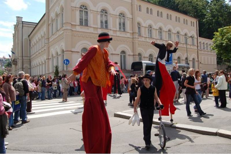 Kolombíny, obrovské loutky i umělci na chůdách. Takový byl první karlovarský karneval.