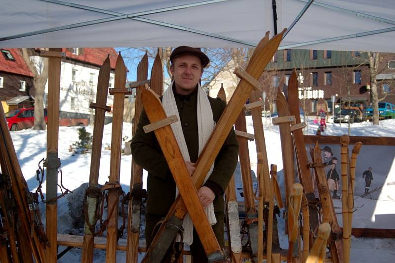 Výstava dobových lyží z jasanového dřeva byla obrovským lákadlem vánočních trhů v Božím Daru