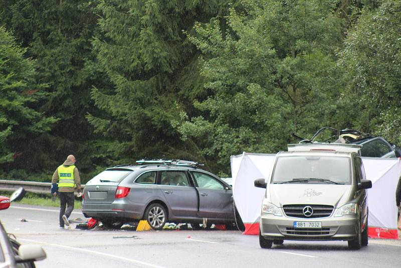 Tragické nehody na silnici I/6 v úseku u Střelnice.