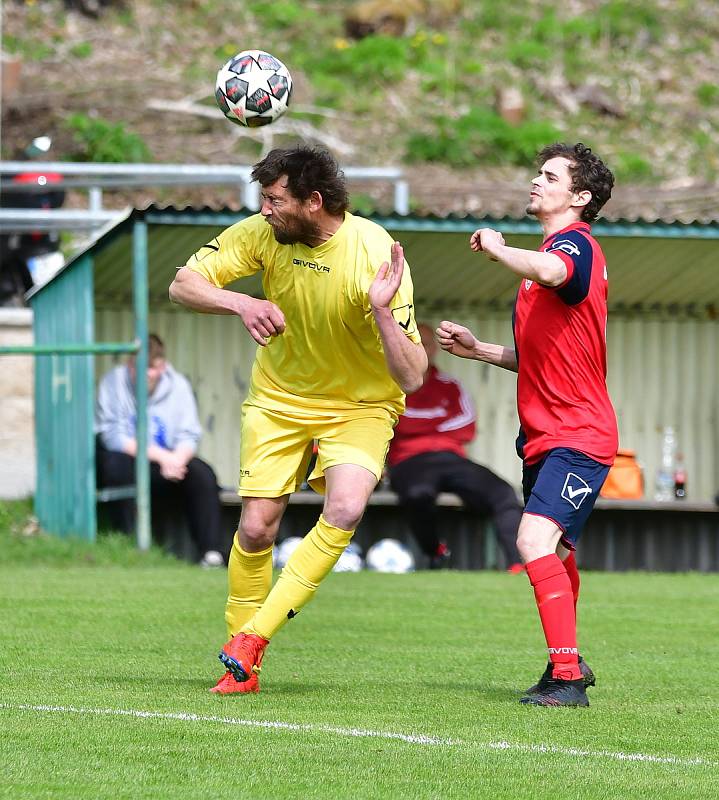 Dalovice (ve žlutém) zdolaly Útvinu 3:1.