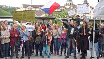 Asi 200 lidí se sešlo u karlovarské Tržnice, aby se připojili k protestům Milion chvilek, které se konaly i na jiných místech země. Organizátoři s demonstranty zde vyzvali premiéra Andreje Babiše a ministryni Marii Benešovou k rezignaci.