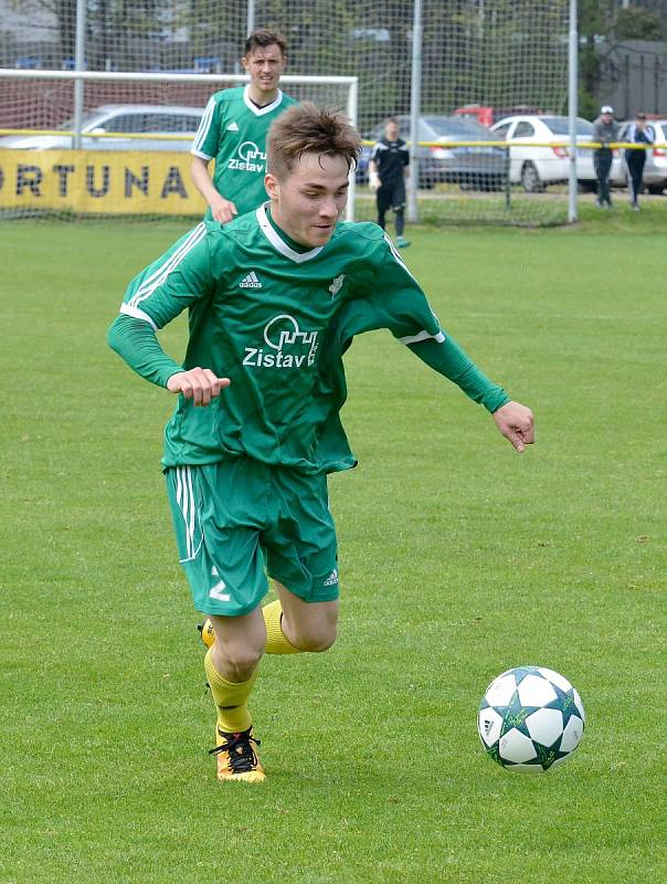 První jarní krajské derby bylo o víkendu na programu na dvorském stadionu, kde tvrdili roli favorita hráči v trikotech karlovarského 1.FC, kterým se postavila do cesty fotbalová družina Mariánských Lázní (ve žlutém). Právě Mariánské Lázně na půdě favorita