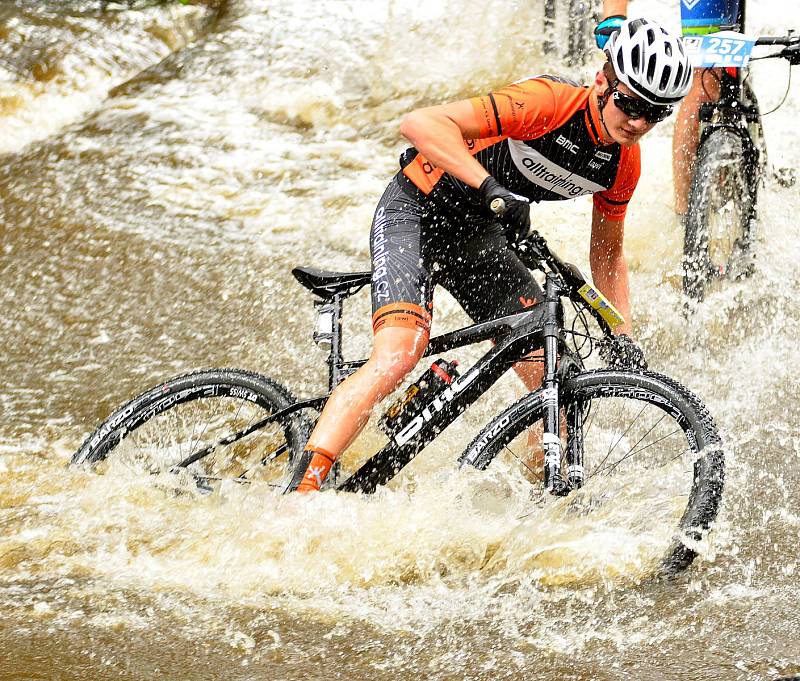 Nevyzpytatelný brod u tenisového areálu Gejzírpark nadělal v rámci 19. ročníku Karlovarského  AM bikemaratonu nejednomu bikerovi nemálo starostí, když někteří z nich se nedobrovolně vykoupali. Jak tomu bude letos?