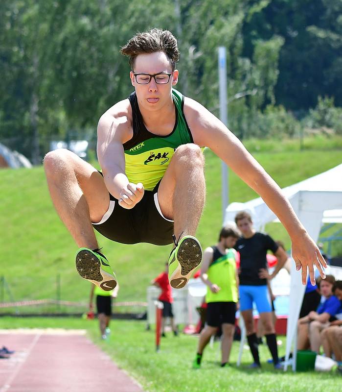 Atletická bitva tří krajů. Tu hostily o víkendu v rámci 1. kola OMD dorostu a juniorů Karlovarského, Plzeňského a Jihočeského kraje Karlovy Vary.