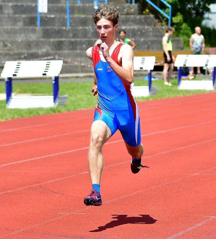 Atletická bitva tří krajů. Tu hostily o víkendu v rámci 1. kola OMD dorostu a juniorů Karlovarského, Plzeňského a Jihočeského kraje Karlovy Vary.