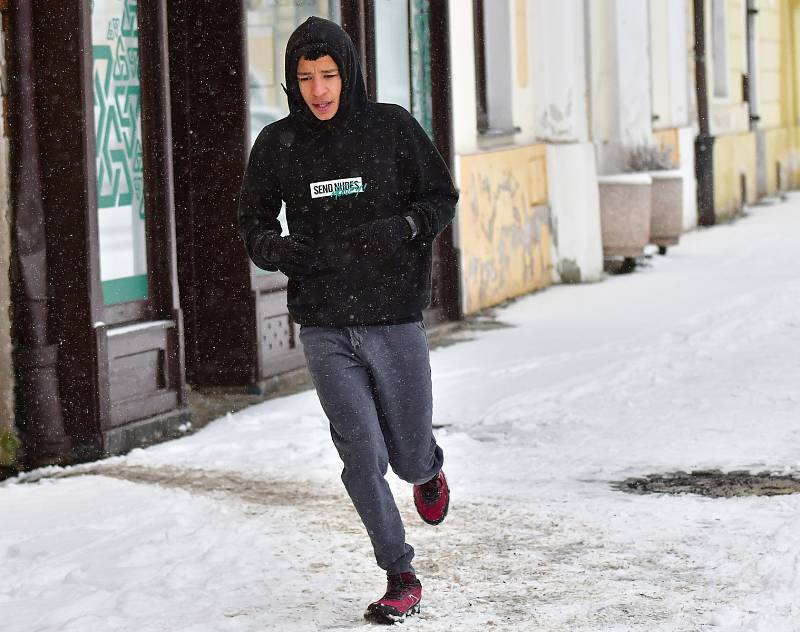 Dvanáctým dílem pokračoval o víkendu 20. ročník Zimního běžeckého poháru Kadaň. Tentokrát čekal závodníky, kterých se sešlo na startovním roštu 186, desetikilometrový Běh historickou Kadaní.