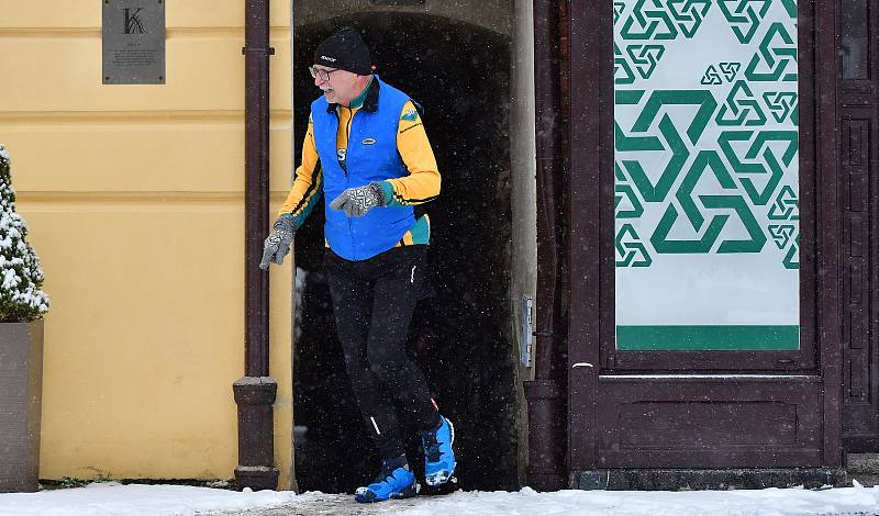 Dvanáctým dílem pokračoval o víkendu 20. ročník Zimního běžeckého poháru Kadaň. Tentokrát čekal závodníky, kterých se sešlo na startovním roštu 186, desetikilometrový Běh historickou Kadaní.