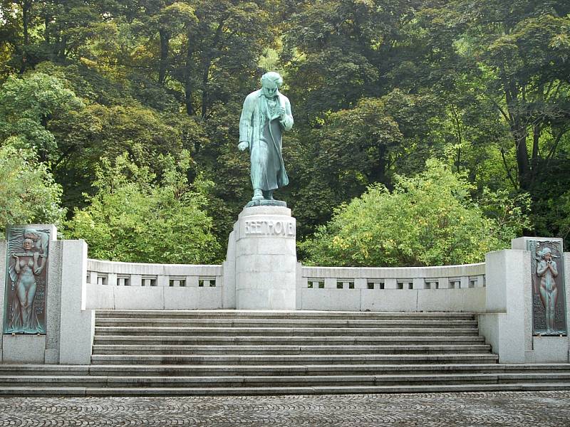 Instalace replik reliéfů Heřmana Kouby, odstraněných po II. světové válce, na pomník Ludwiga van Beethovena.