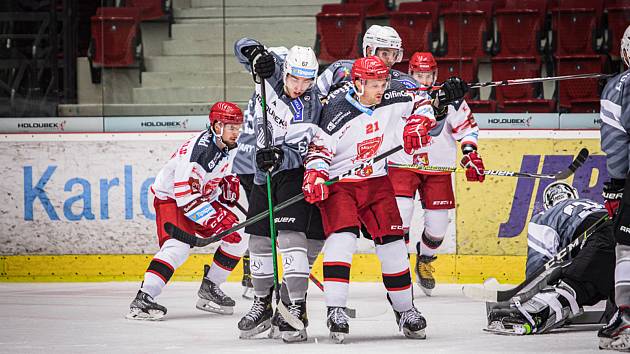 Hokejisté Energie prohráli v KV Areně v přípravném utkání s Mountfieldem Hradec Králové 2:4.