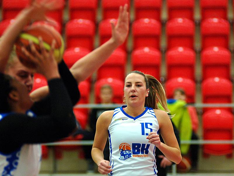 Basketbalistky karlovarské Lokomotivy (v bílém) si doma poradili SBŠ Ostrava v pomaru 71:44.