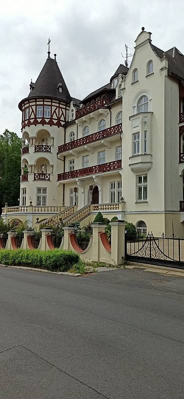 Hotel Trocnov v karlovarské ulici Krále Jiřího.