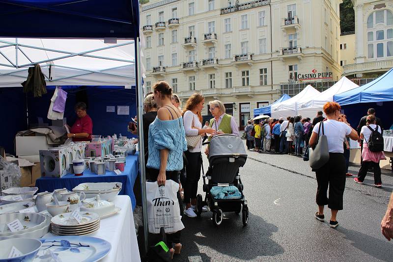 Porcelán i folklor láká stovky lidí.