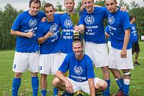 Ostrovští fotbalisté (v modrém) slavili po utkání s Královským Poříčím, které vyhráli 7:1, návrat do divizní soutěže.