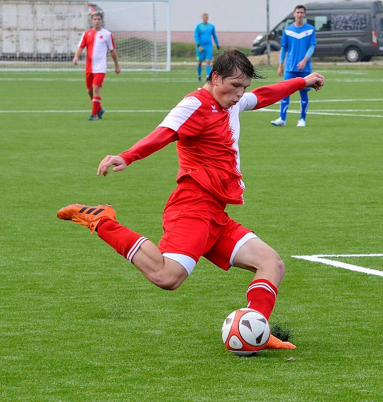 Vysokou výhru 8:1 si připsala na konto rezerva karlovarské Slavie, která si na drahovické umělce poradila v derby s Ostrovem B (v modrém).