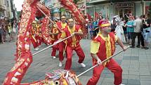 Karlovarský karneval a pestrobarevný průvod roztodivných bytostí.