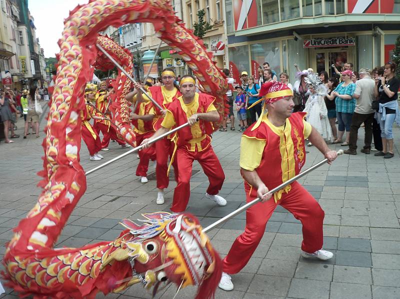 Karlovarský karneval a pestrobarevný průvod roztodivných bytostí.