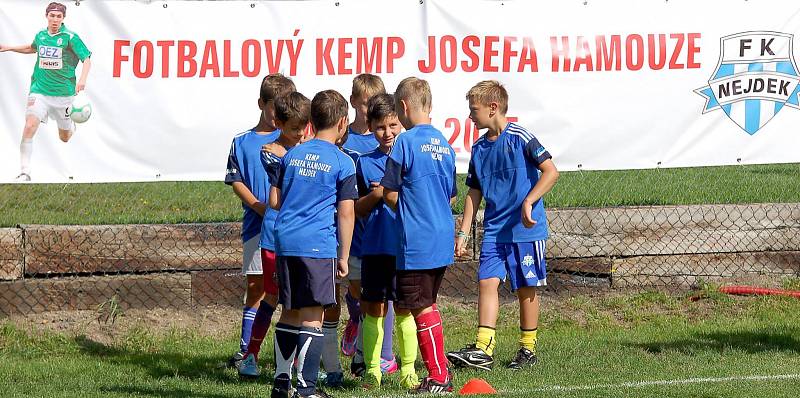 Nejdek žil po celý týden fotbalovým kempem Josefa Hamouze Nejdek – Pět dní. Tak dlouho trval na nejdeckém stadionu premiérový fotbalový kemp Josefa Hamouze, tedy nejdeckého odchovance a například mistra ligy v dresu Slovanu Liberec. Kempu se zúčastnilo ce