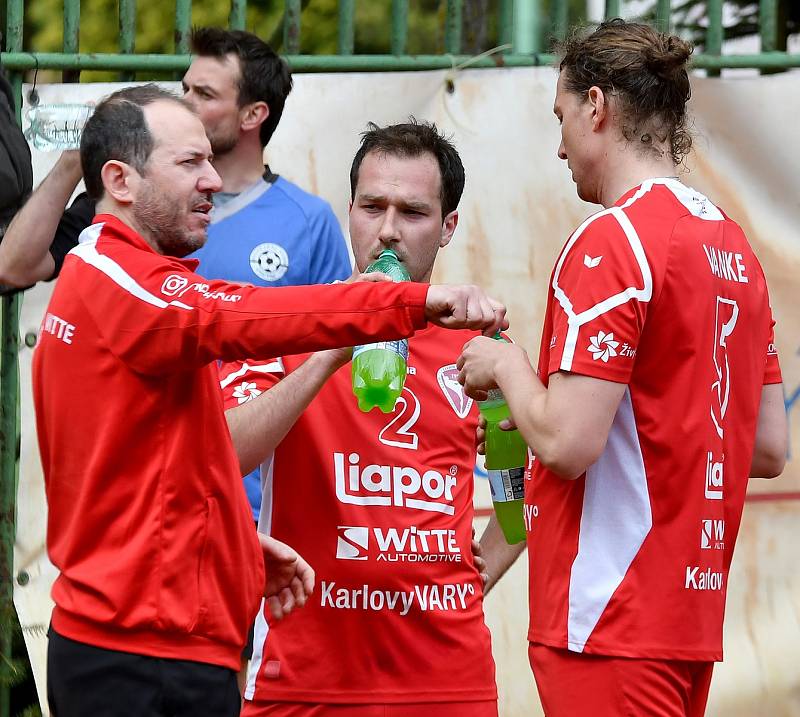 Po více než dvouměsíční „koronavirové“ pauze se karlovarský nohejbal opět hlásí  o slovo. Do nové soutěžní sezony vstupují jak ligové týmy SK Liapor Witte, tak oddíly hrající v regionálních soutěžích.
