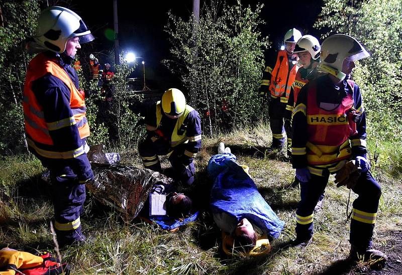 Noční cvičení záchranných složek u vykolejeného vlaku v nepřístupném terénu