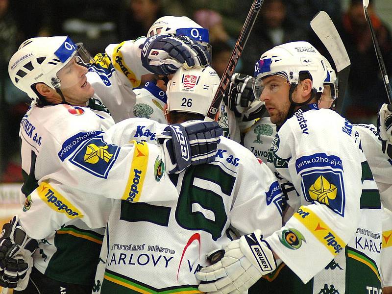 Ze zápasu 30. kola hokejové extraligy Energie Karlovy Vary (v bílém) - Mladá Boleslav (v černém) 2:3 po samostatných nájezdech.