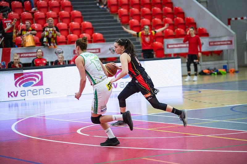 Utkání o třetí místo českého poháru v basketbalu žen, Final 4 v Karlových Varech, BS DSK Basketball Nymburk KV - BLK Slavia Praha (v červených dresech).