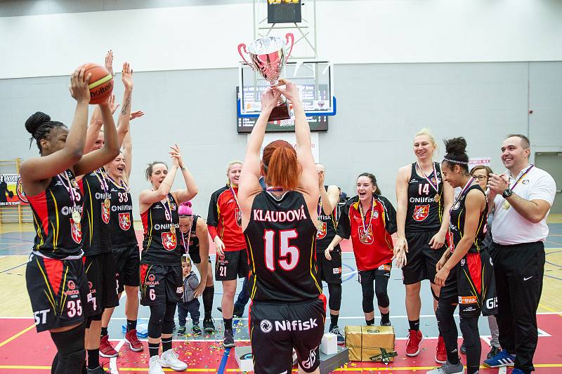 Finálový zápas finálového turnaje českého poháru basketbalistek v Karlových Varech, KP Brno  (v zelenobílém) - Sokol Nilfisk Hradec Králové