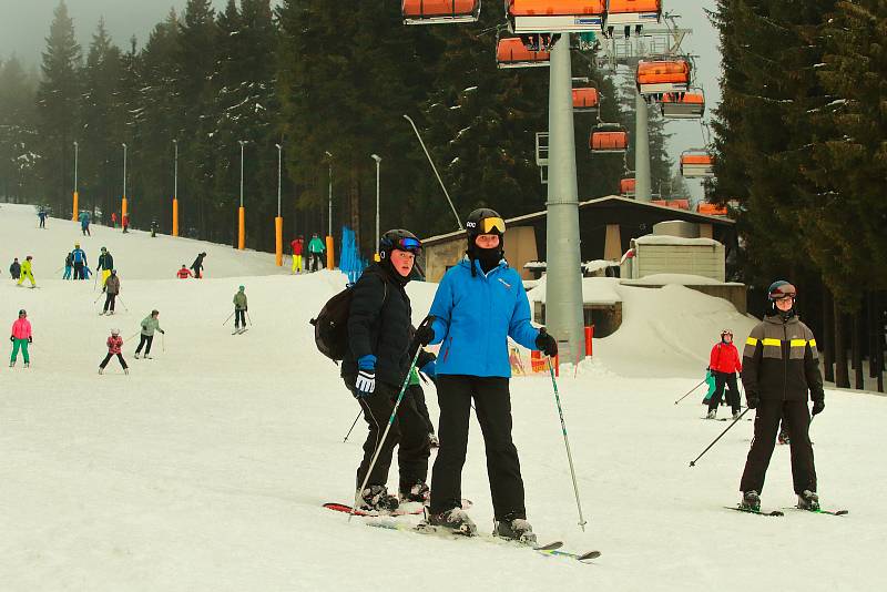 Jarní prázdniny začaly. Pocítil to také Skiareál Klínovec, kam zamířili lyžaři z plzeňských okresů.