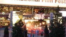 Ani o letošním filmovém festivalu nepřicházejí jeho návštěvníci o večerní a noční program a zábavu. Promenáda u Thermalu je totiž festivalovou hlavní avenue, ve dne i v noci.