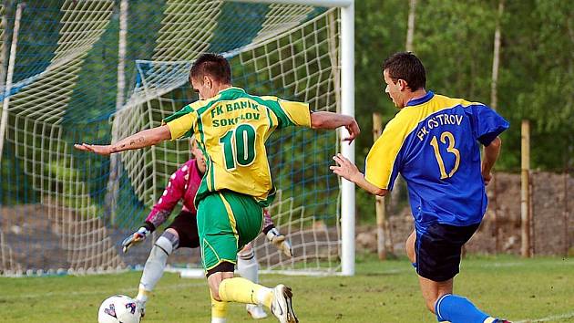 V dalším kole krajského přeboru si lídr tabulky sokolovská juniorka připsala na své konto výhru v poměru 4:1 nad týmem Ostrova.