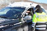 První den uzávěry okresů Cheb a Sokolov. Policisté kontrolují řidiče na D6 za obcí Hory.