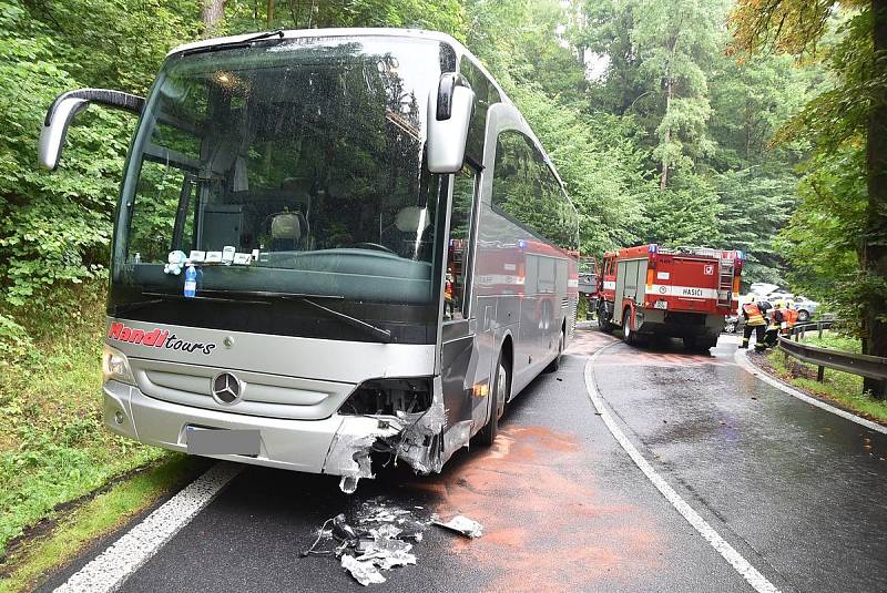 Nehoda autobusu a auta u Bečova nad Teplou