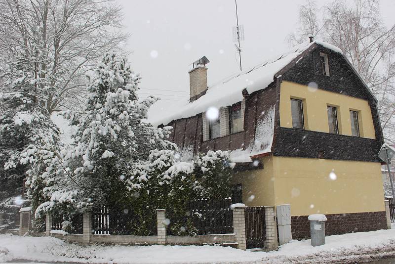 V nižších polohách to ještě není znát, ale do Krušných hor přišla zima. Napadalo tady kolem 20 centimetrů sněhu. V nejvyšších polohách by pak mohla sněhová pokrývka vydržet až do soboty. Další sníh by pak mohl v horských připadat v pondělí.