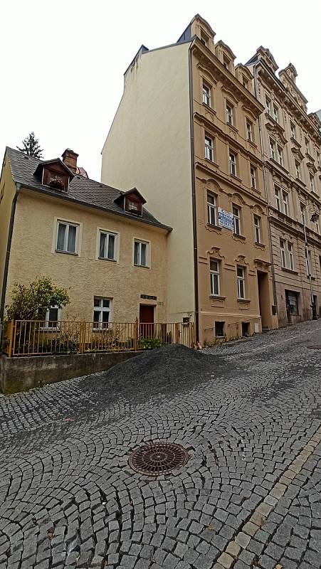 Malinký domek je zřejmě poslední tohoto typu v Moravské ulici. Náporu investorů se mu daří odolávat.