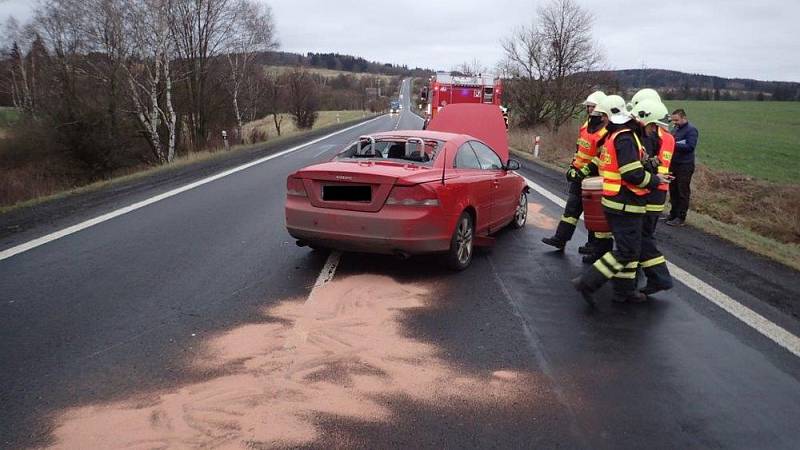 Dopravní nehoda na silnici z Prahy do Karlových Varů