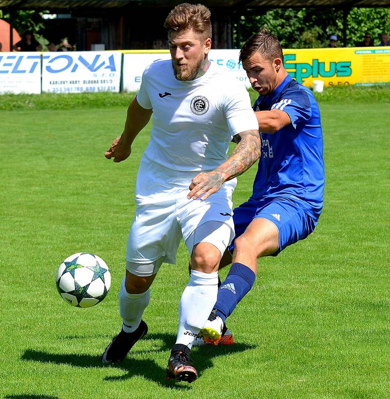 Karlovarská Slavia (v modrém) obstála v generálce, kterou vyhrála 2:0 nad Chomutovem (v bílém).