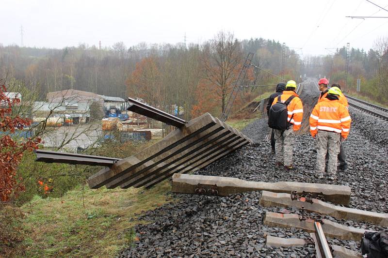 Na poškozeném úseku trati začaly přípravy na opravu.