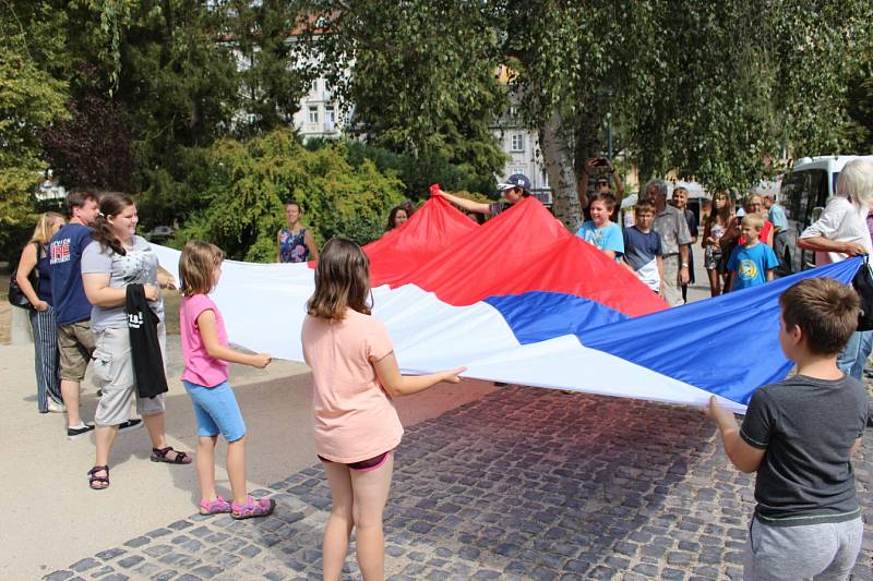 Kolem padesátky lidí se v Karlových Varech zúčastnilo vzpomínkového pochodu centrem lázní k ruskému konzulátu.