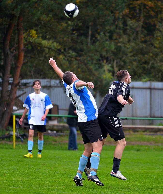 Ve vloženém kole okresního přeboru Sedlec (v černém) nestačil na Vojkovice, kterým podlehl 2:3. V následujícím kole pak urval výhru 3:2 na půdě Verušiček.