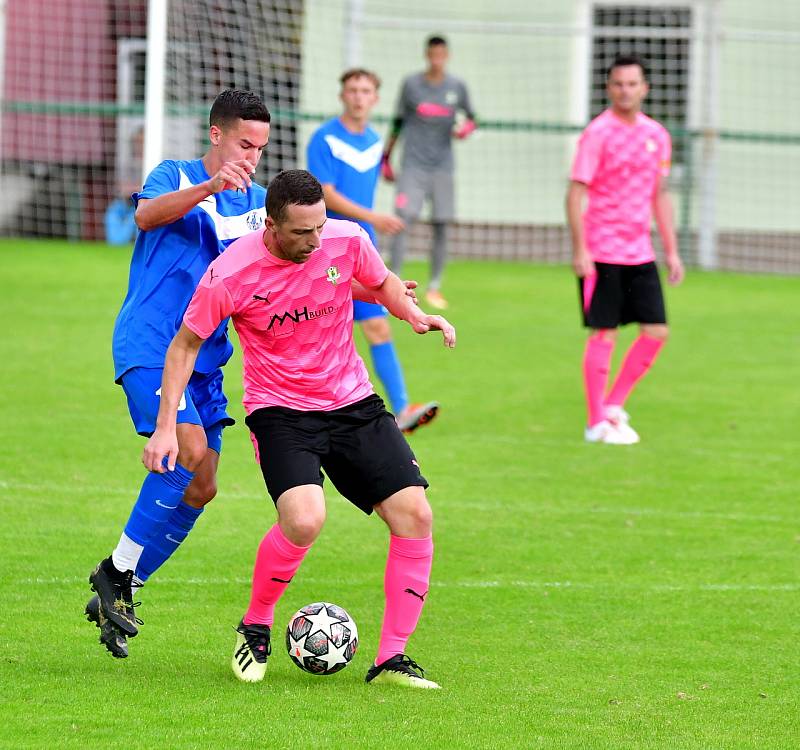 Cenný bod si připsala ve 4. kole krajské I. A třídě na konto rezerva FK Ostrov, která dosáhla v souboji s TJ Karlovy Vary-Dvory po výsledku 1:1 na bodový zisk.