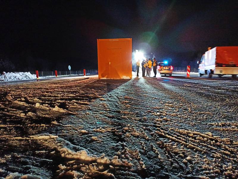 První den uzávěry okresů Cheb a Sokolov. Policisté připravují stanoviště za obcí Hory ve směru na Sokolov kvůli kontrolám řidičů. Na silnici D6 byl krátce po půlnoci klid. Místem projelo jen několik vozů.