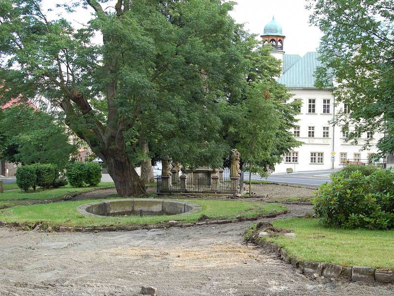 ÚPRAVY PROSTRANSTVÍ před kostelem sv. Jáchyma jsou již v plném proudu.