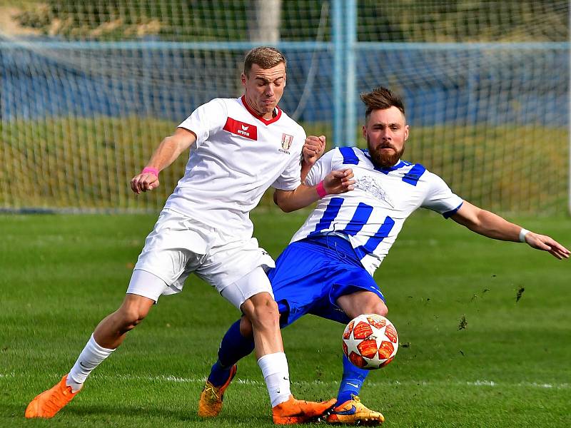 Třetí vítězství uzmula na Růžovém Vrchu karlovarská Lokomotiva, jež v derby s Hroznětínem nakonec udolala jedinou přesnou ranou, kterou obstaral tři minuty před koncem František Jílek,