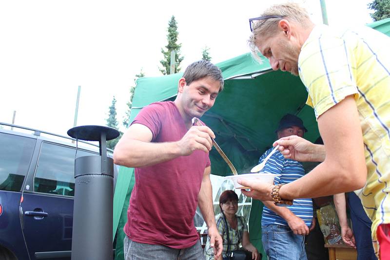 Samotné pořadatele 1. krásenského gulášového festivalu překvapilo, jaký o něj měla veřejnost zájem. Guláš navařený deseti soutěžními týmy spořádalo několik stovek lidí během hodiny.