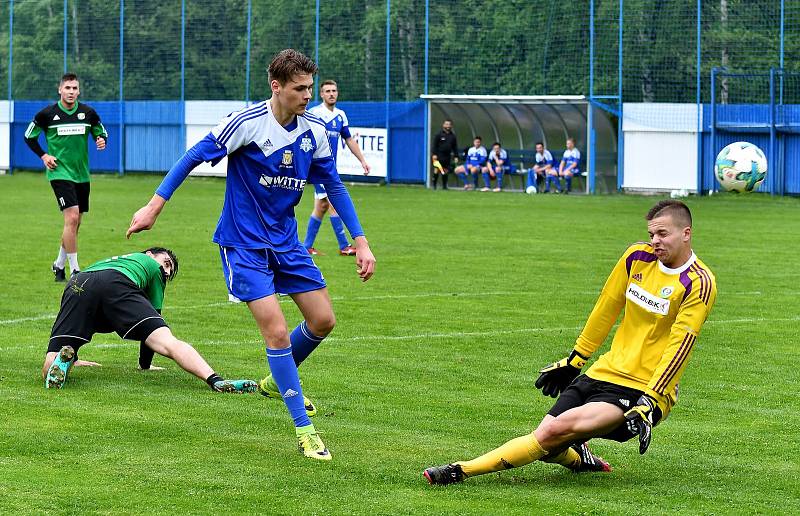 FK Nejdek (v modrém) slavil sté výročí duelem s karlovarskou Energií, remízou 8:8.